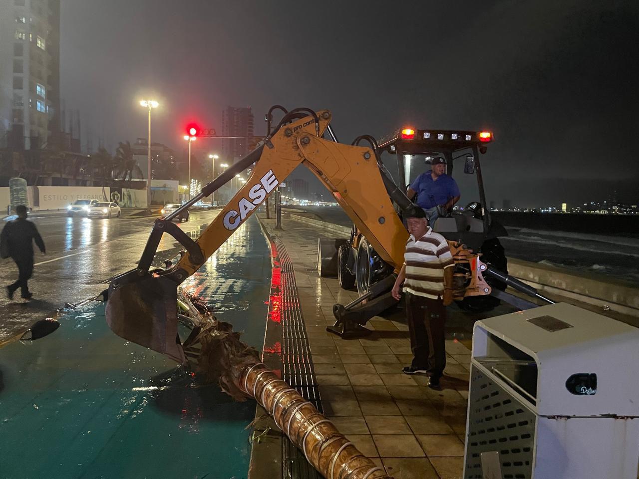 $!Gobierno de Mazatlán atiende 45 reportes derivados de las lluvias registradas el jueves