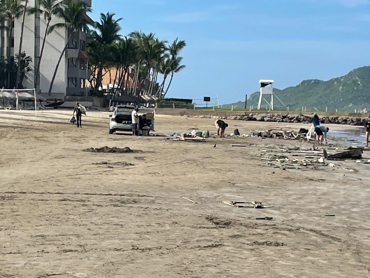 $!Olas destruyen embarcación encallada en playa de Mazatlán