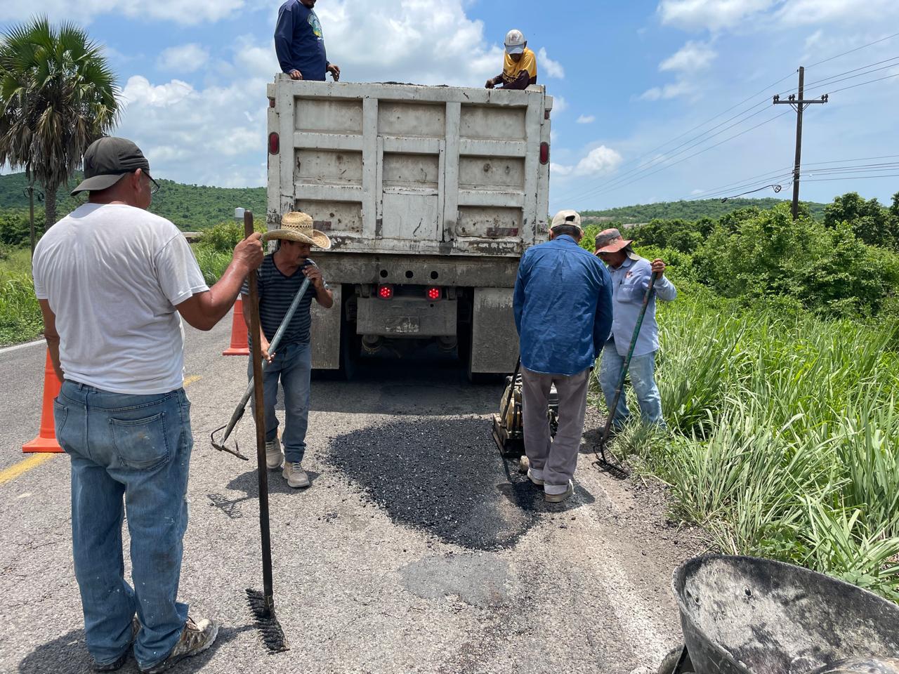 $!Repara Ayuntamiento de Escuinapa baches en Carretera México 15