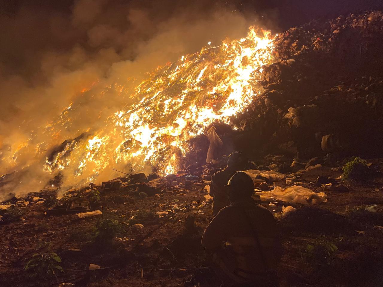 $!Bomberos continúan labores para sofocar el incendio en el Basurón Municipal de Mazatlán.