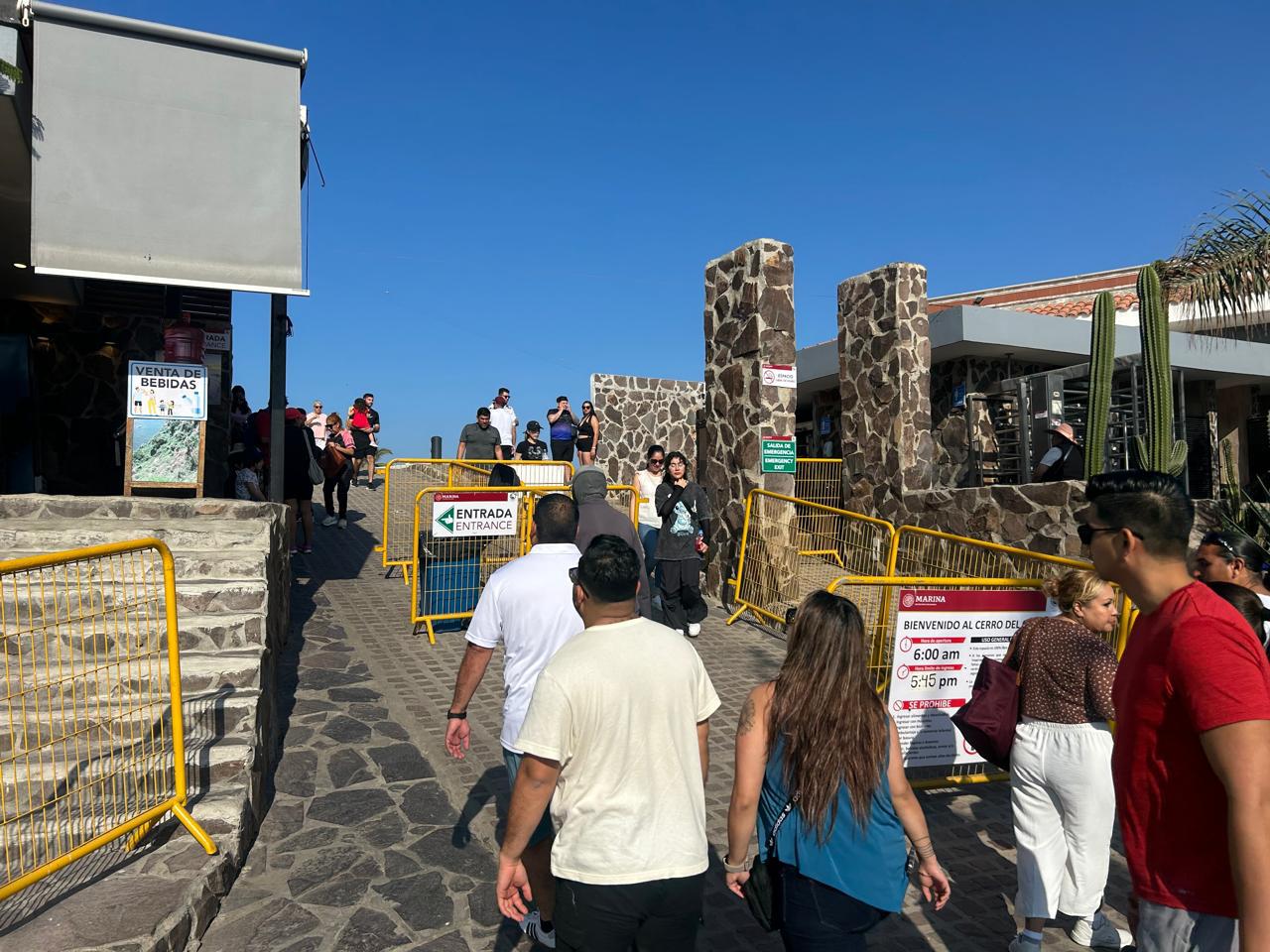 $!Aprovechan turistas vacaciones en Mazatlán para visitar El Faro