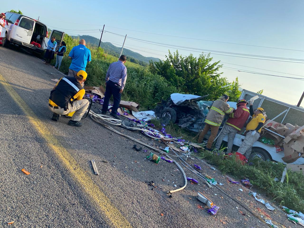 $!Chocan autobús de jornaleros y camioneta de reparto, hay varios heridos, en Rosario