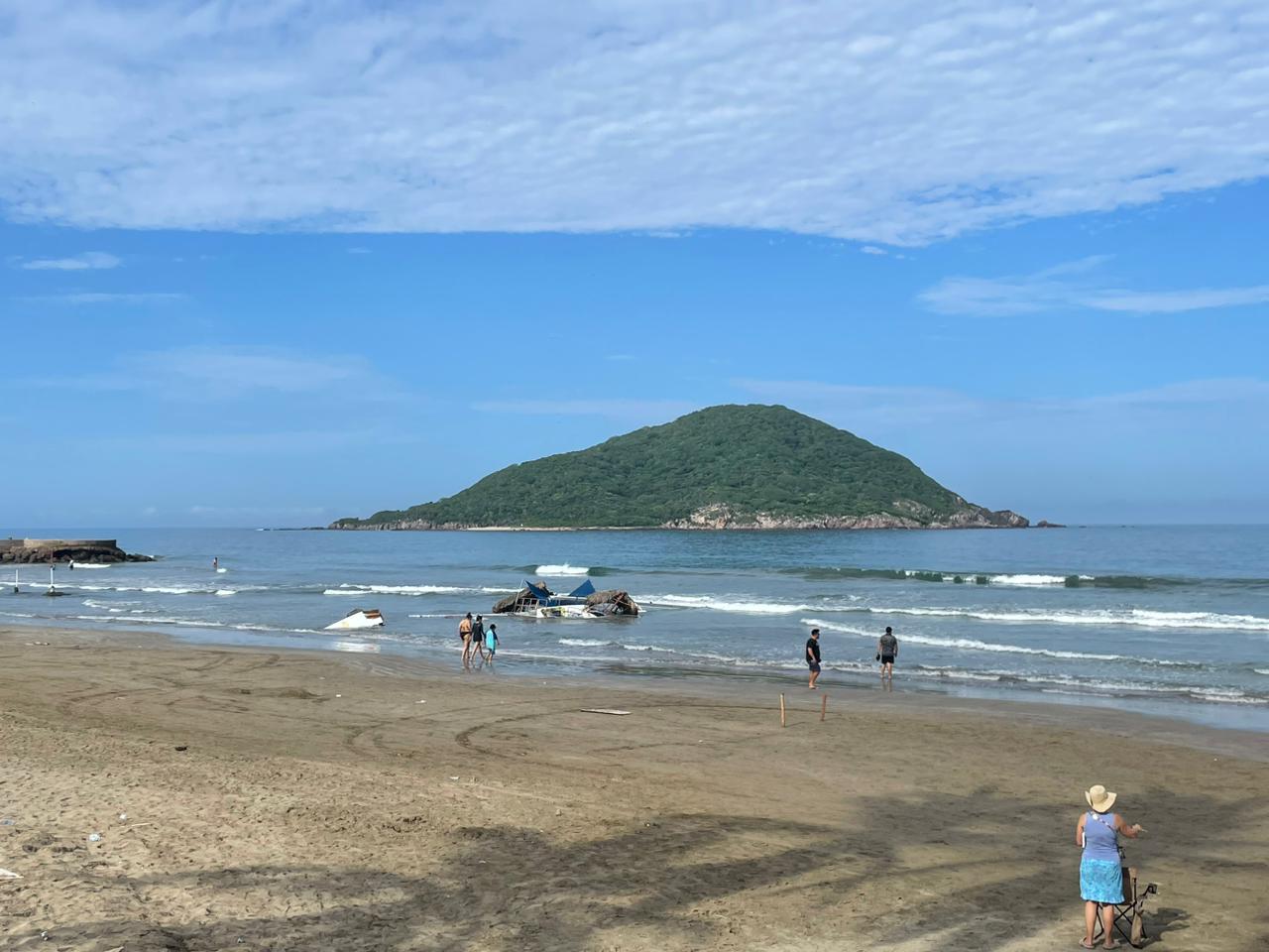 $!Olas destruyen embarcación encallada en playa de Mazatlán