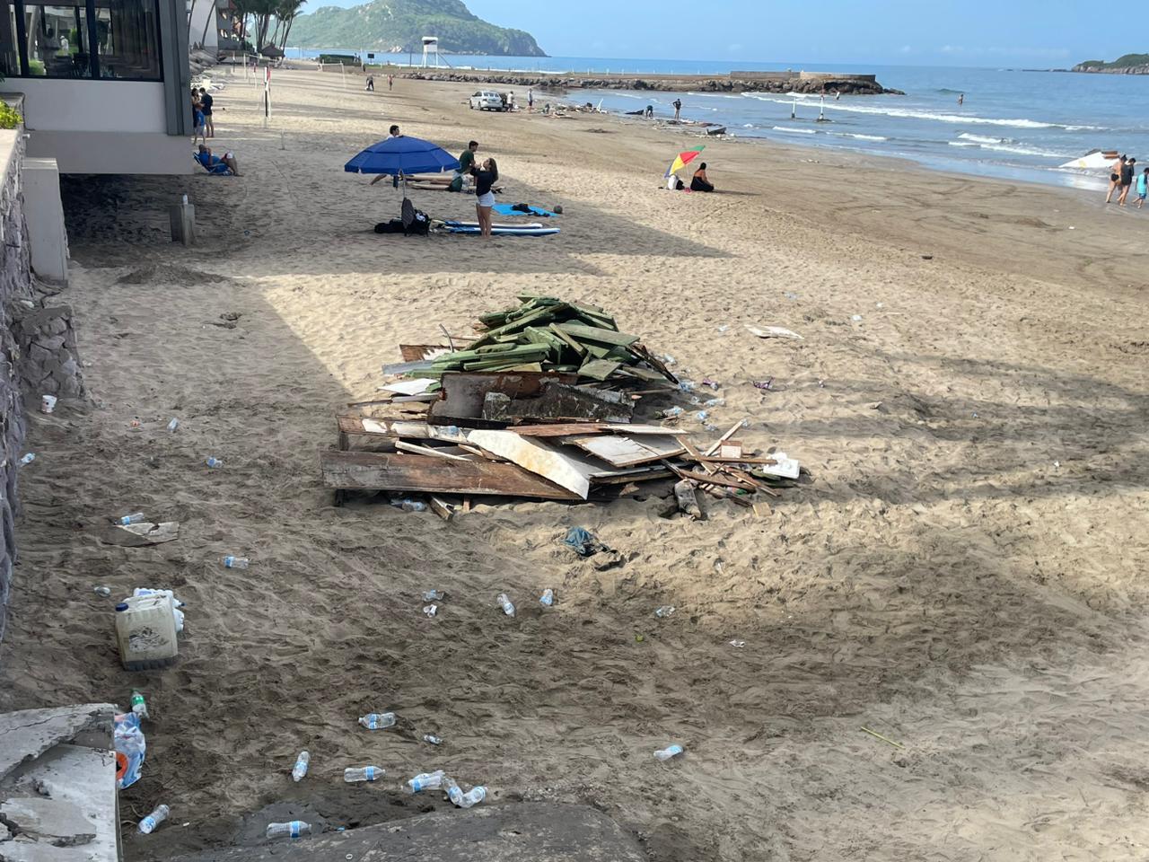 $!Olas destruyen embarcación encallada en playa de Mazatlán