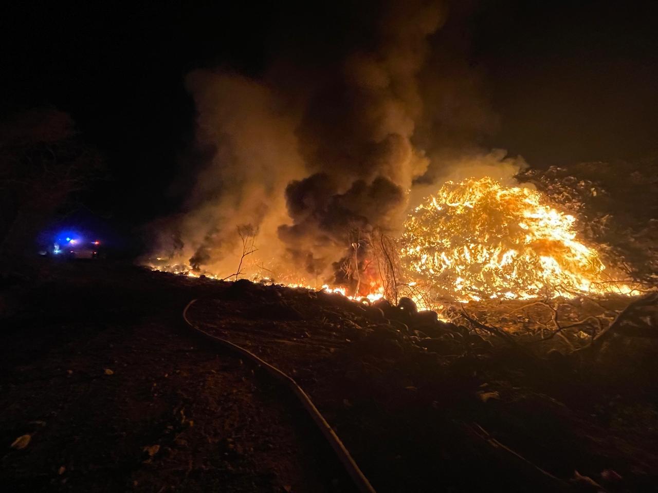 $!Bomberos continúan labores para sofocar el incendio en el Basurón Municipal de Mazatlán.