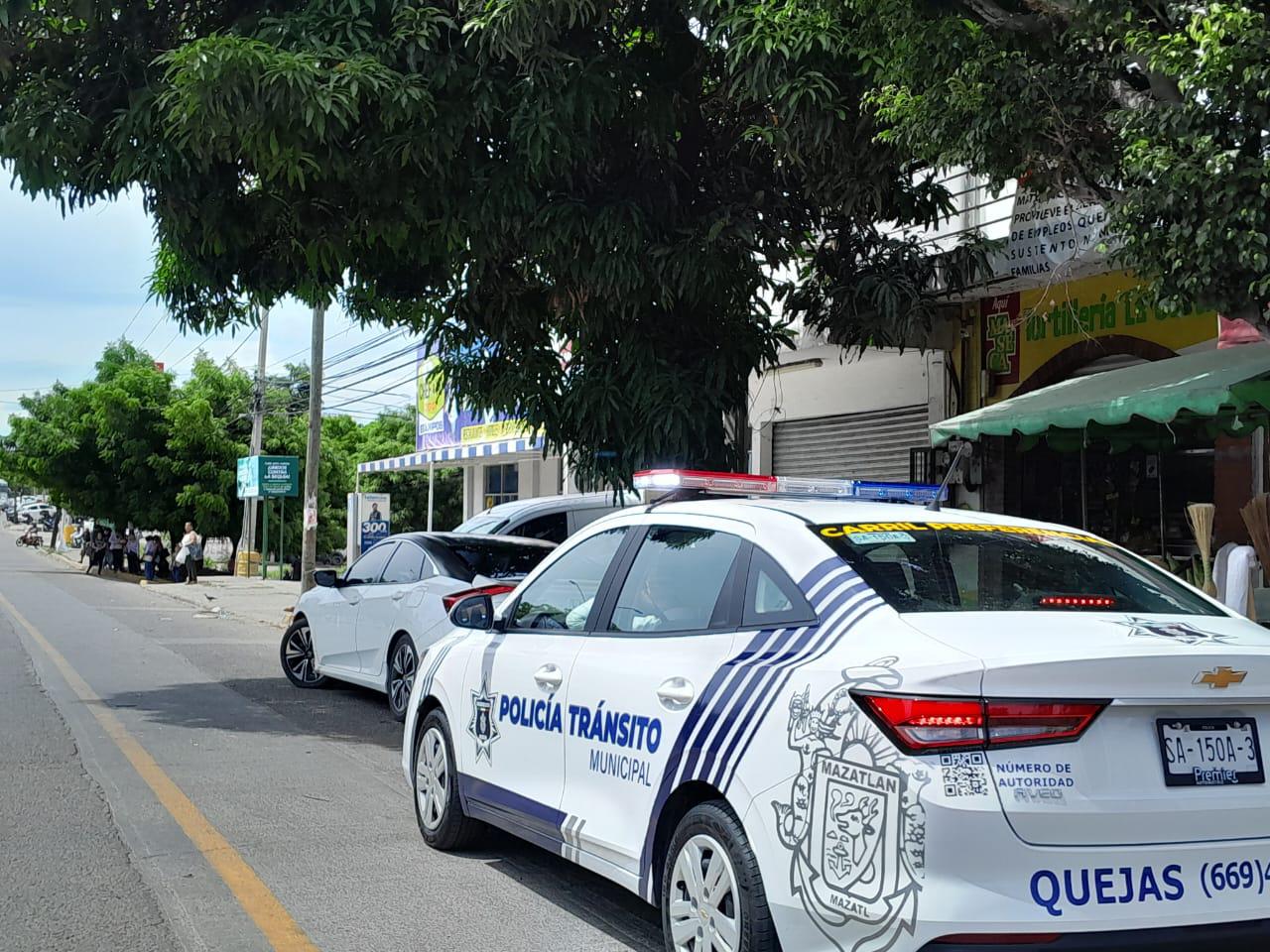 $!Acusan comerciantes en avenida Juan Carrasco acoso de tránsito a sus clientes, en Mazatlán