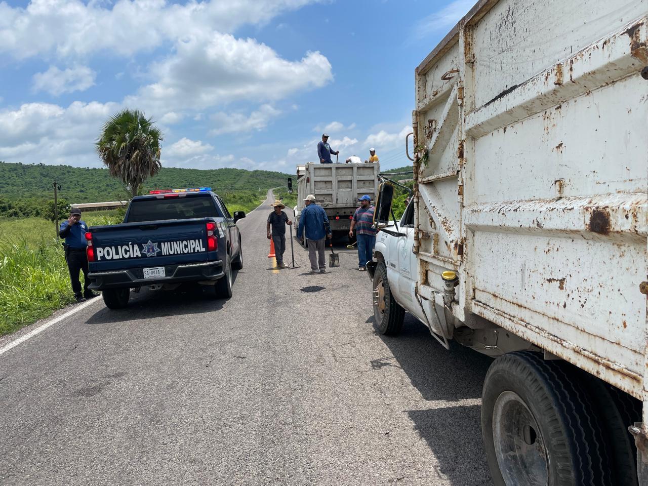 $!Repara Ayuntamiento de Escuinapa baches en Carretera México 15