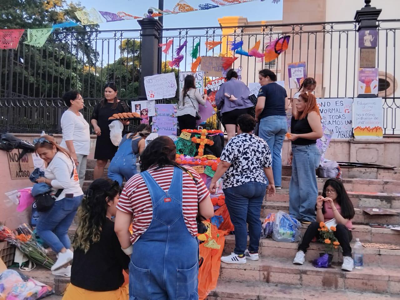 $!Colectivas feministas montan altar en La Catedral de Culiacán en honor a mujeres asesinadas