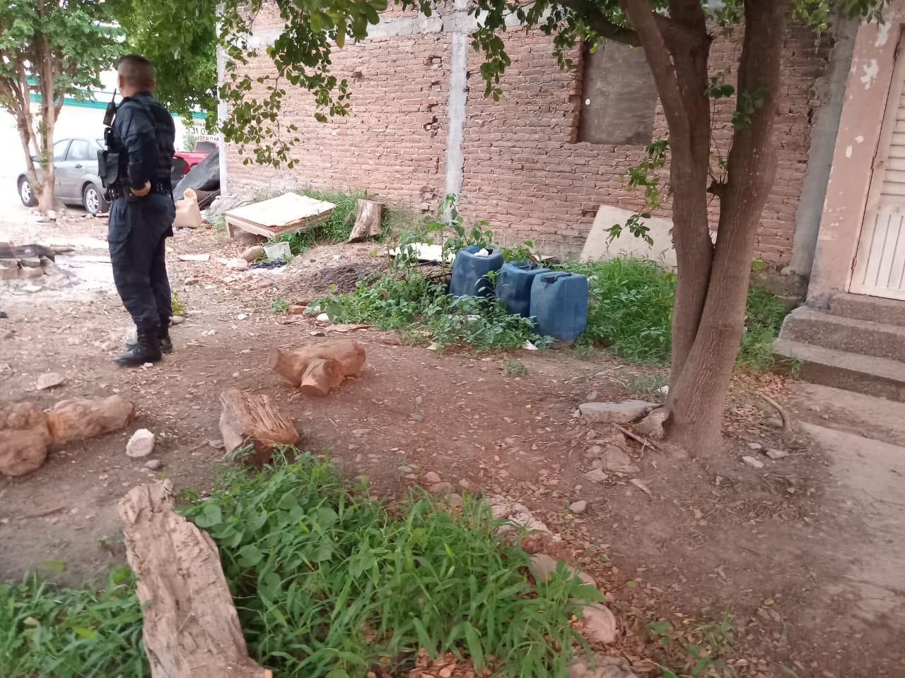 $!Reportan vecinos de Culiacán hallazgo de tres bidones con sosa cáustica