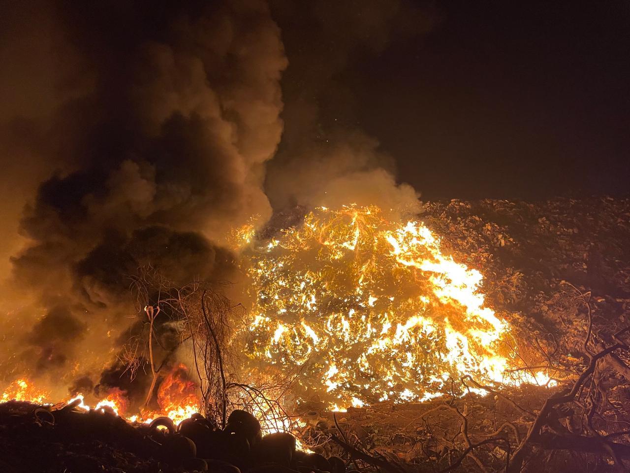 $!Bomberos continúan labores para sofocar el incendio en el Basurón Municipal de Mazatlán.