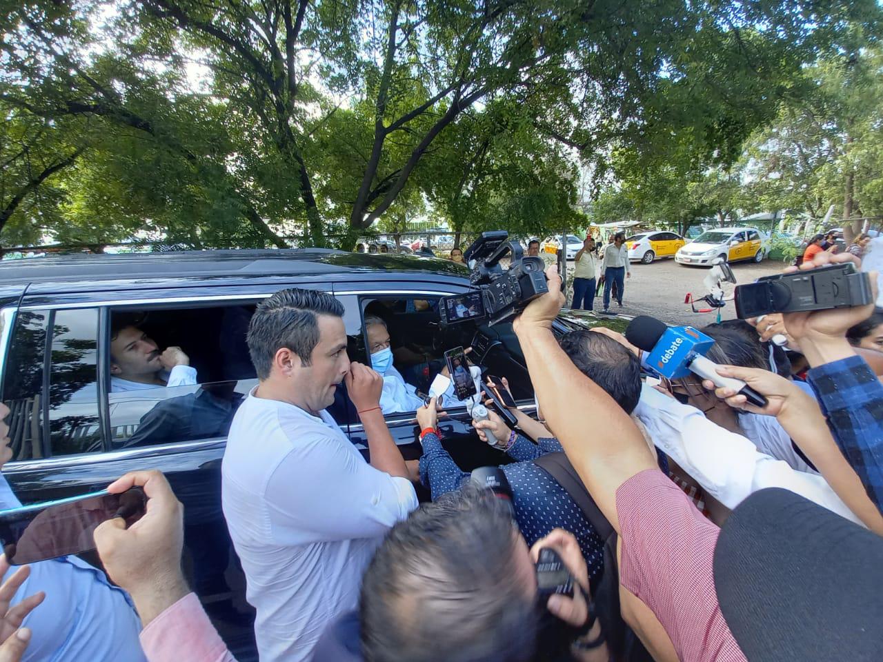 $!Arriba López Obrador a Culiacán en medio de protestas