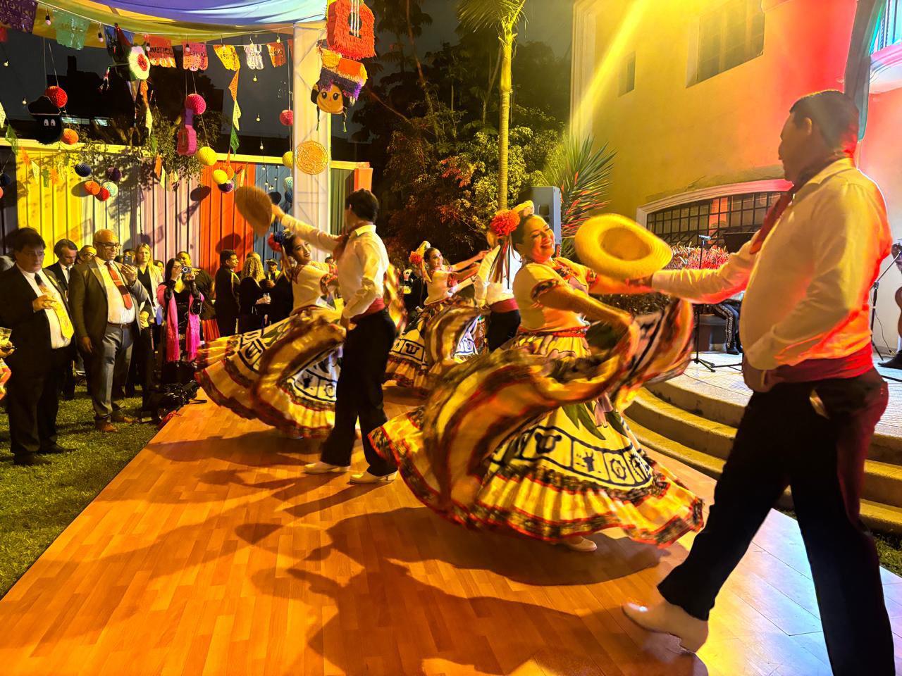 $!Se armó la fiesta mexicana en la Embajada de Perú.