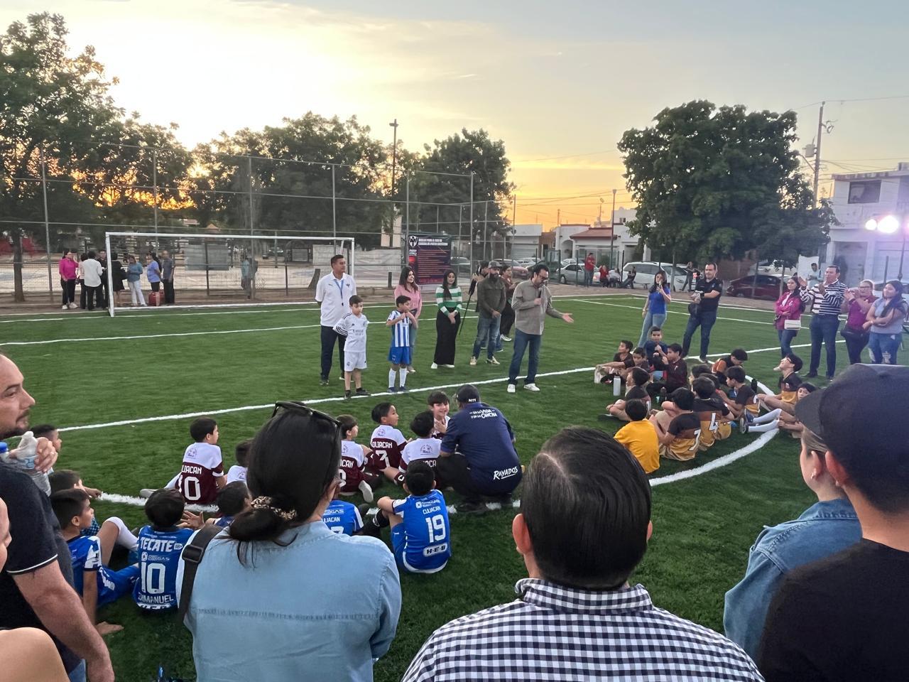 $!Entregan cancha de pasto sintético en colonia Universidad 94, en Culiacán