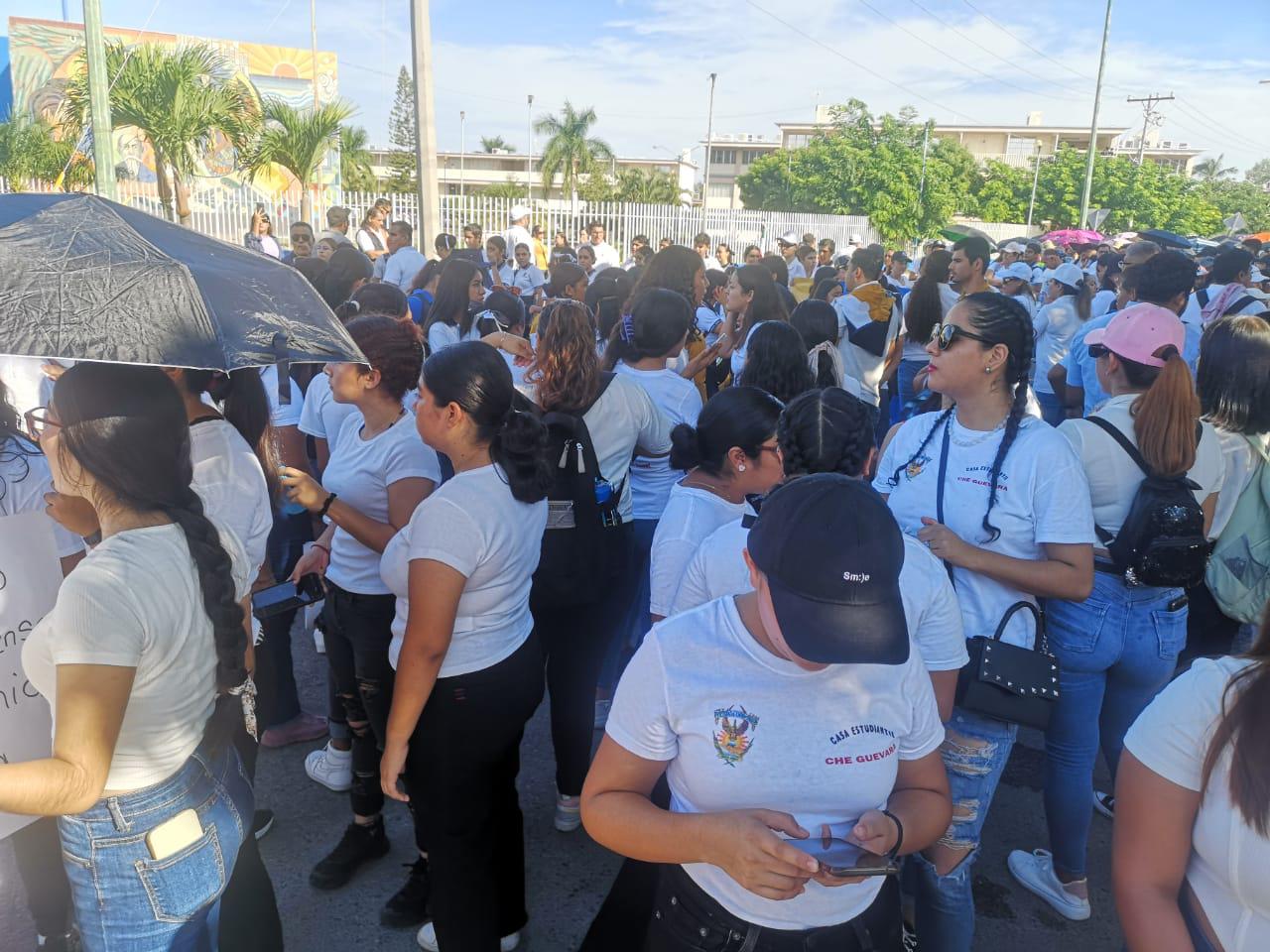 $!Marchan estudiantes de la UAS en Mazatlán tras separación del Rector