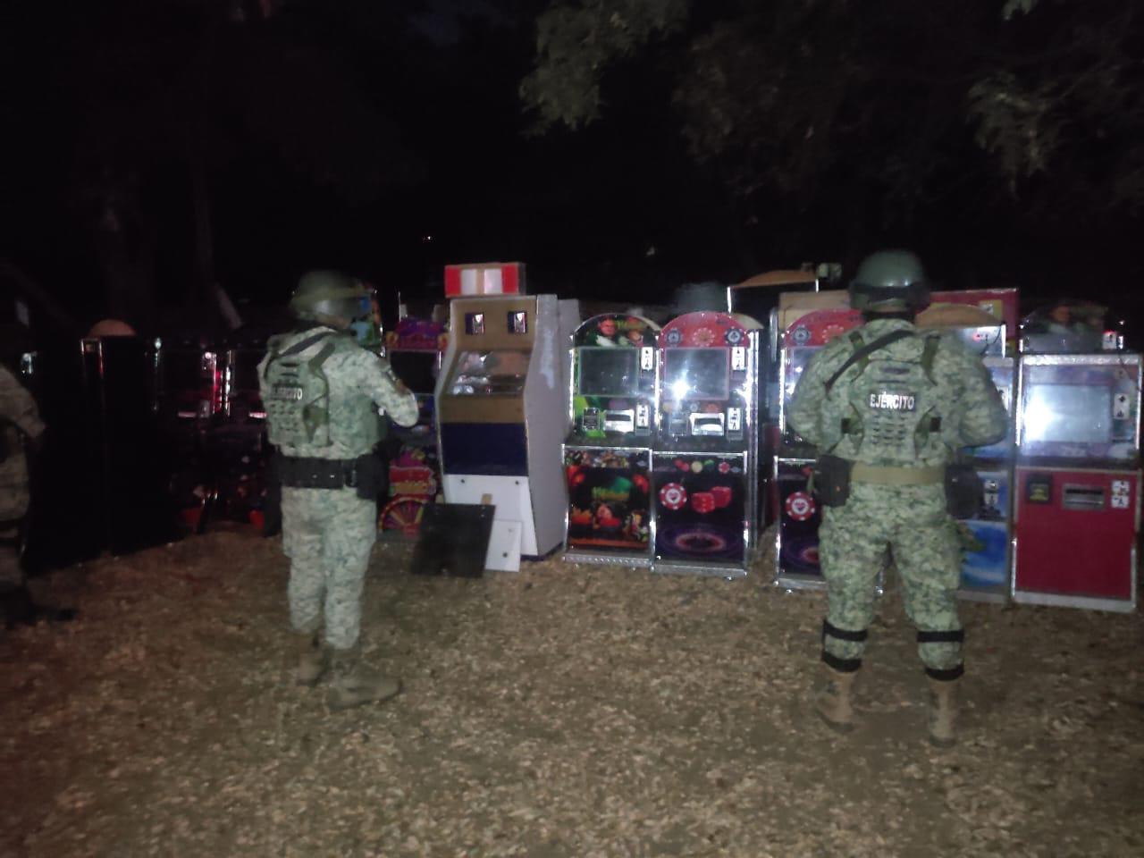 $!Fuerzas Federales aseguran 41 máquinas tragamonedas y cinco locales, en Culiacán