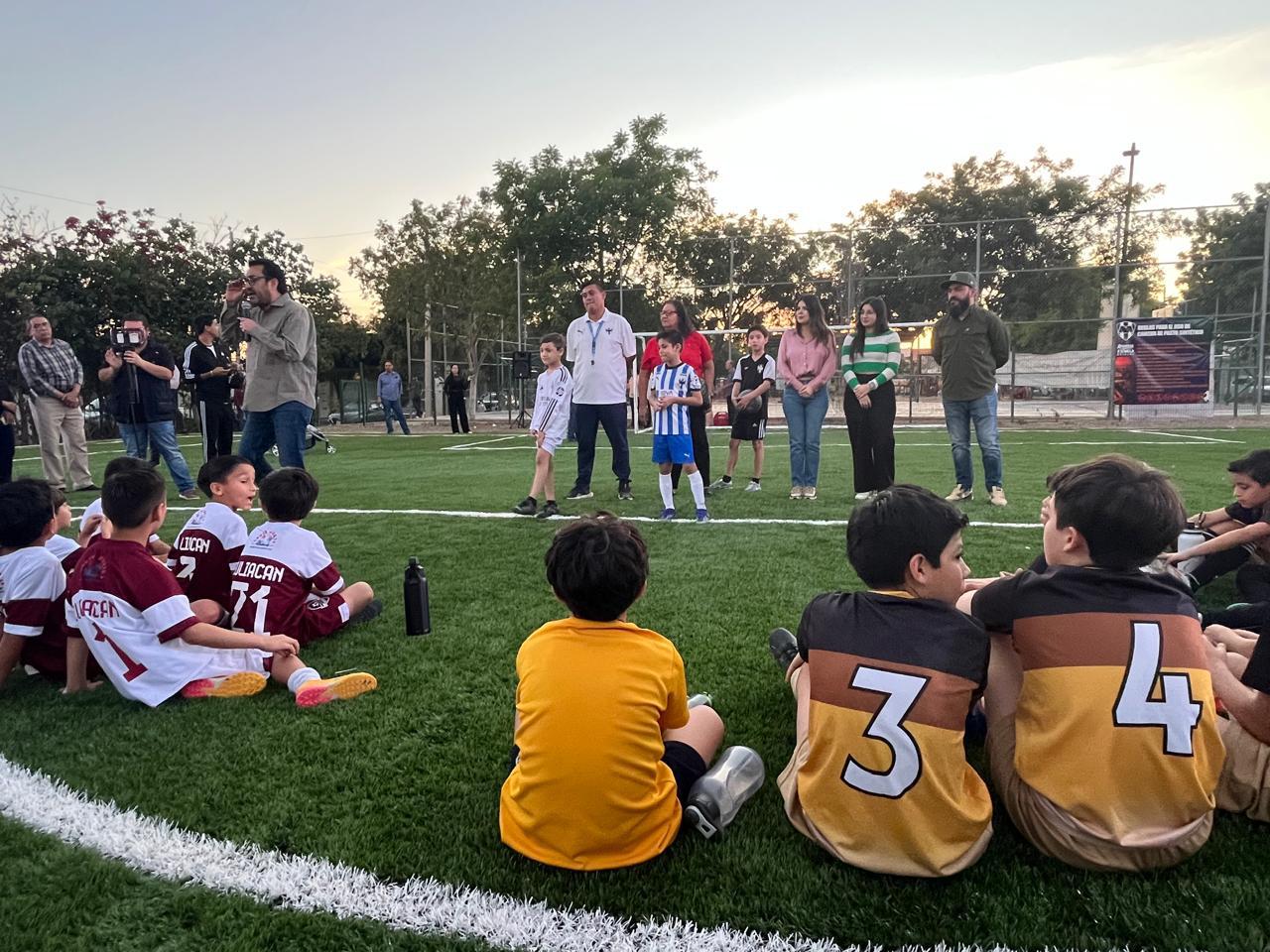 $!Entregan cancha de pasto sintético en colonia Universidad 94, en Culiacán