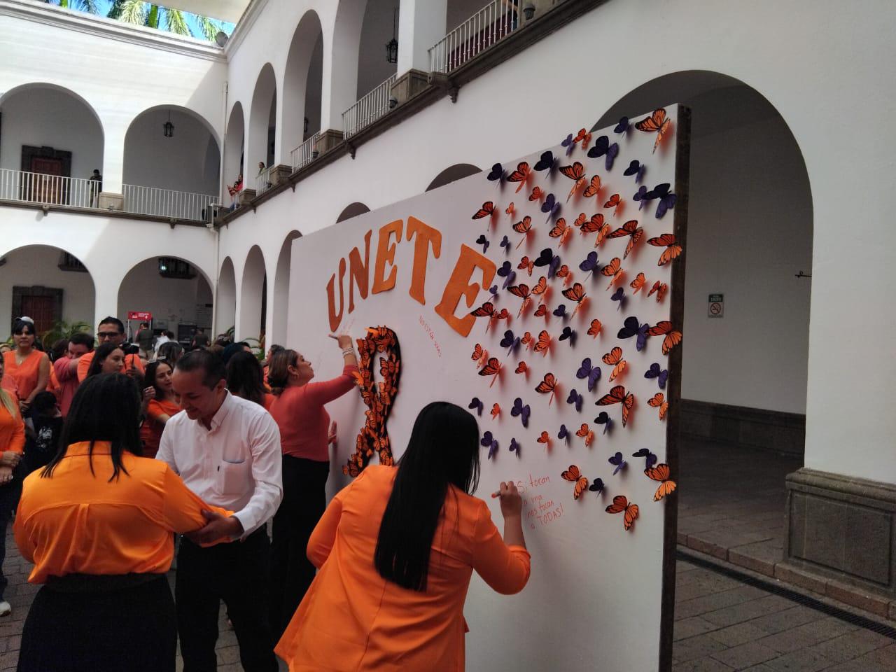 $!Personal del Ayuntamiento de Culiacán forma lazo naranja por Día contra la Violencia hacia Mujeres