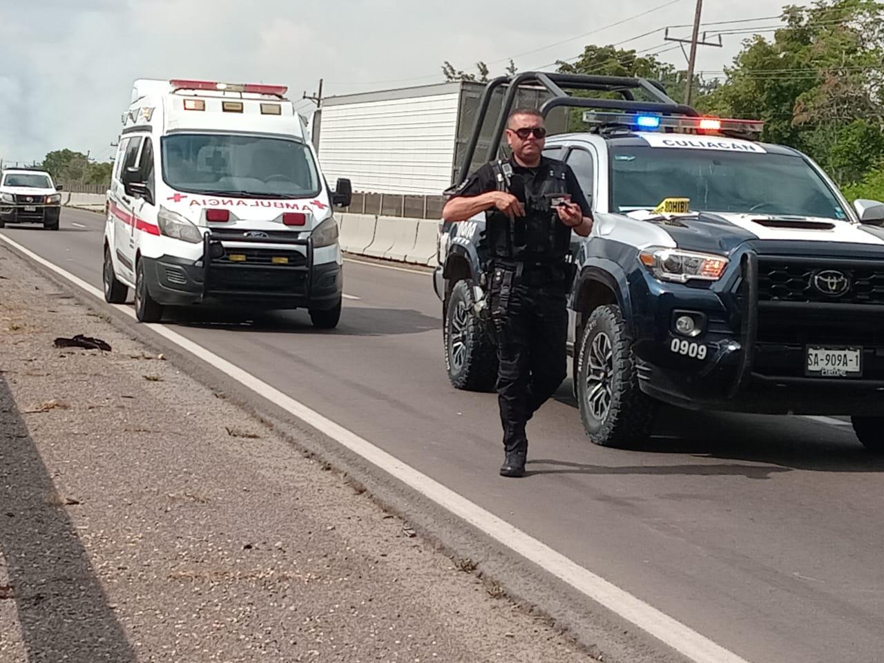 $!Muere conductor de camioneta tras chocar contra tráiler en Culiacán