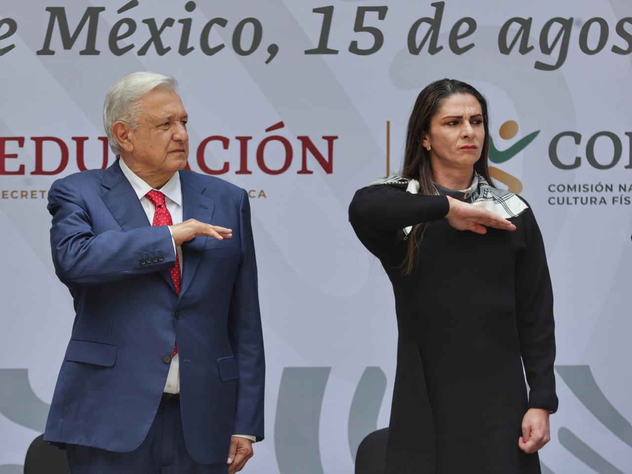 $!Respalda AMLO a Ana Guevara; le da ‘medalla de bronce’