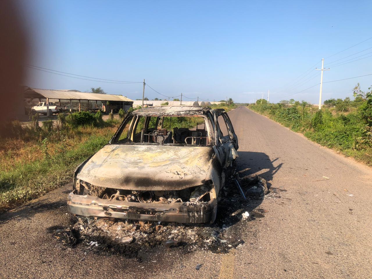 $!Hallan camioneta quemada en entronque a Cristo Rey, en Escuinapa