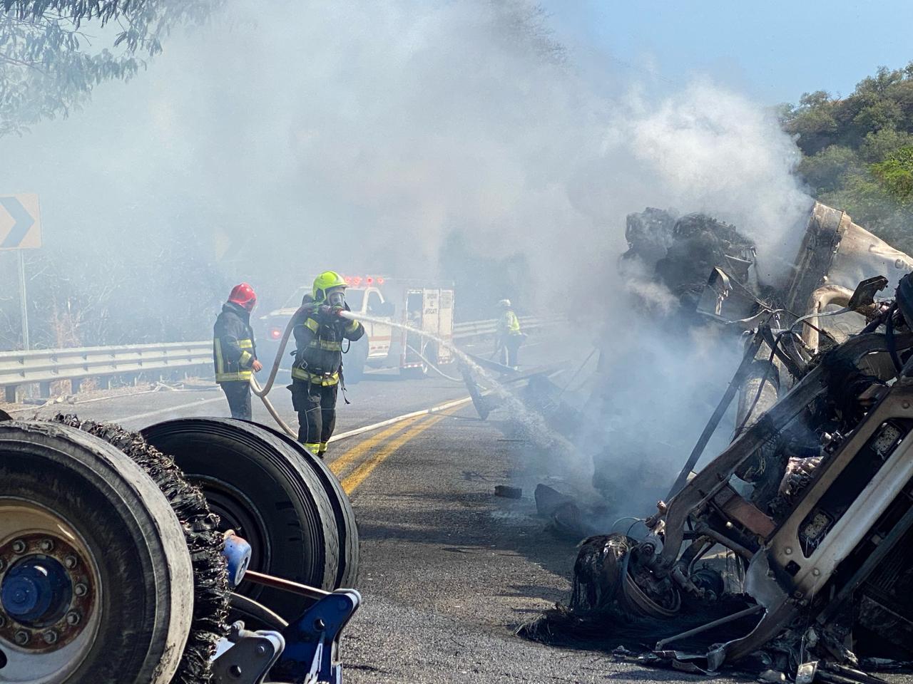 $!Tráiler sufre volcadura en la autopista Mazatlán-Durango y cierran la carretera