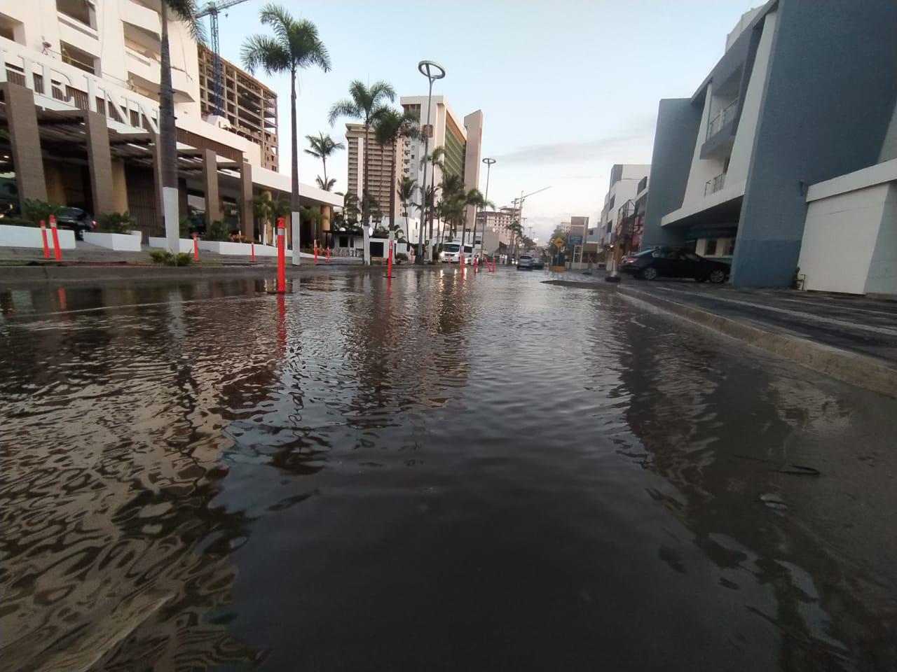 $!Otra vez, se forma laguna en zona de pasos peatonales elevados en la Camarón Sábalo, en Mazatlán