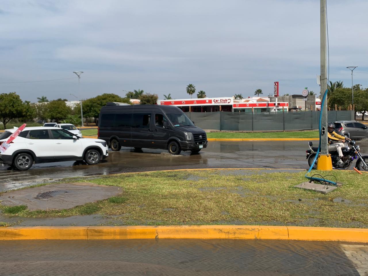 $!Se tiran cientos de litros de agua tras excavación en La Marina