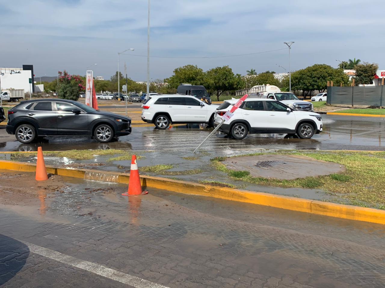 $!Se tiran cientos de litros de agua tras excavación en La Marina