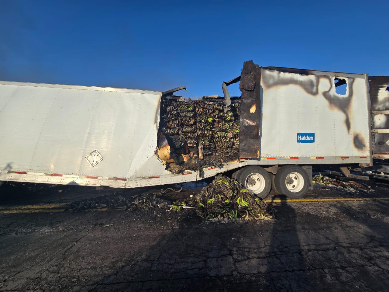 $!Se quiebra caja de tráiler y consume el fuego 23 toneladas de plátano en Rosario