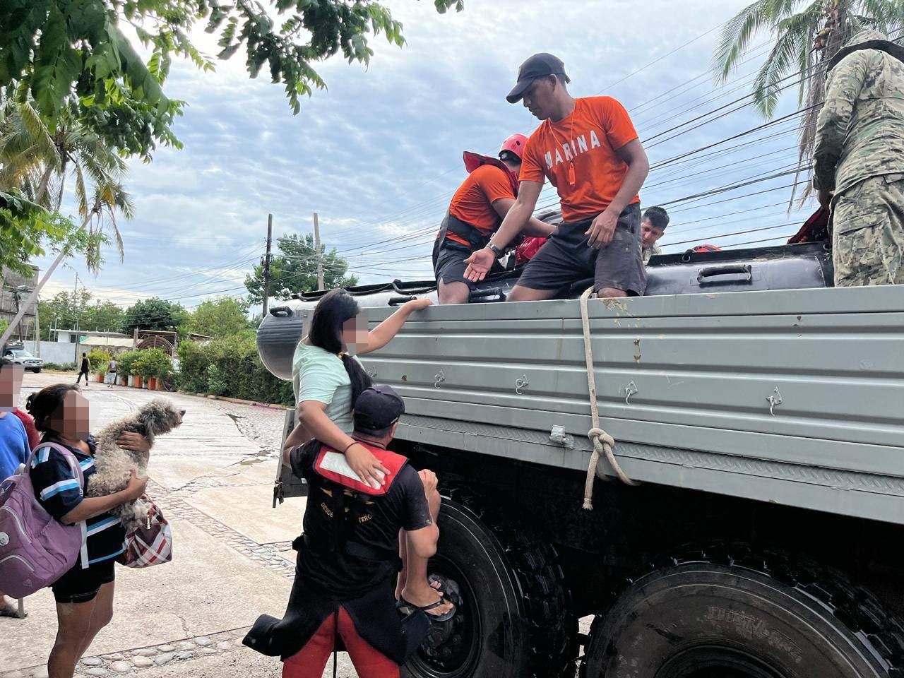 $!Marina suma 32 toneladas de insumos para llevar comida caliente a la población de Acapulco