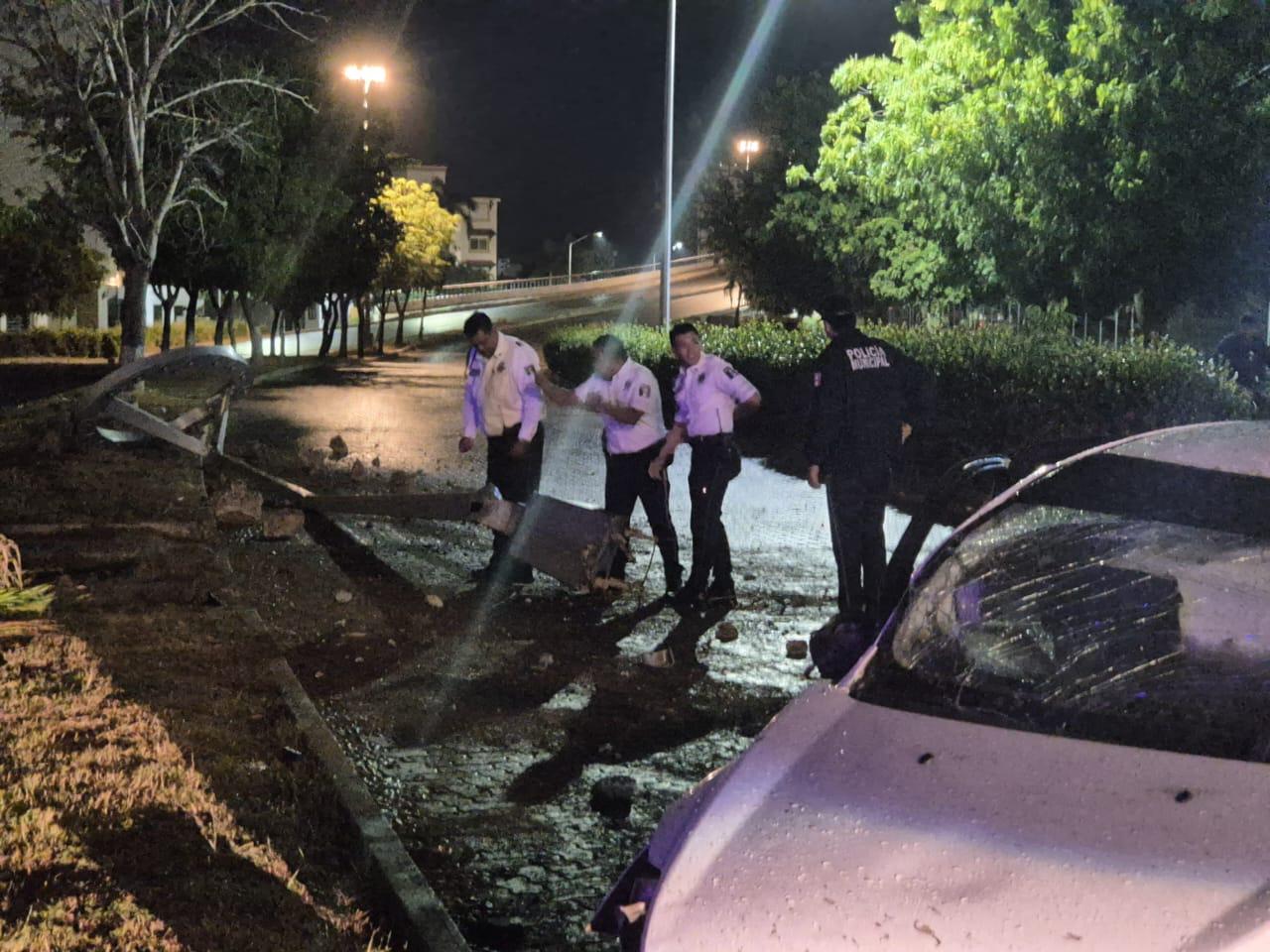 $!Conductor abandona su auto tras derribar palmera y luminaria en La Marina Mazatlán