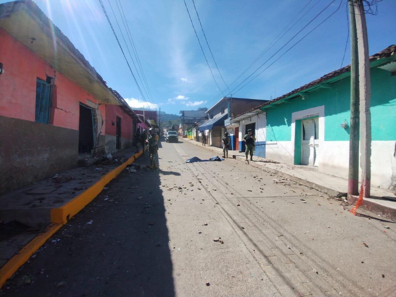 $!Alcaldía de Pantelhó, Chiapas, es liberada por autodefensas ‘El Machete’