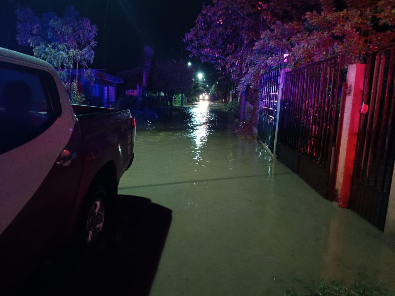 $!Deslaves y vehículos arrastrados, el saldo de la lluvia nocturna en Culiacán