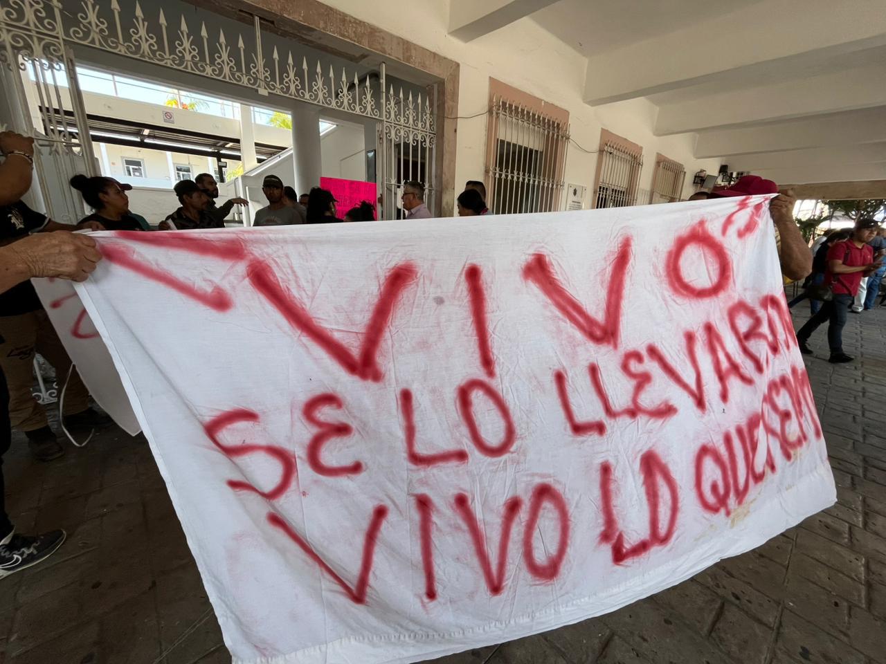 $!‘¡Vivo se lo llevaron y vivo lo queremos!’: Manifestantes exigen regreso de Álvaro Rivera Vázquez