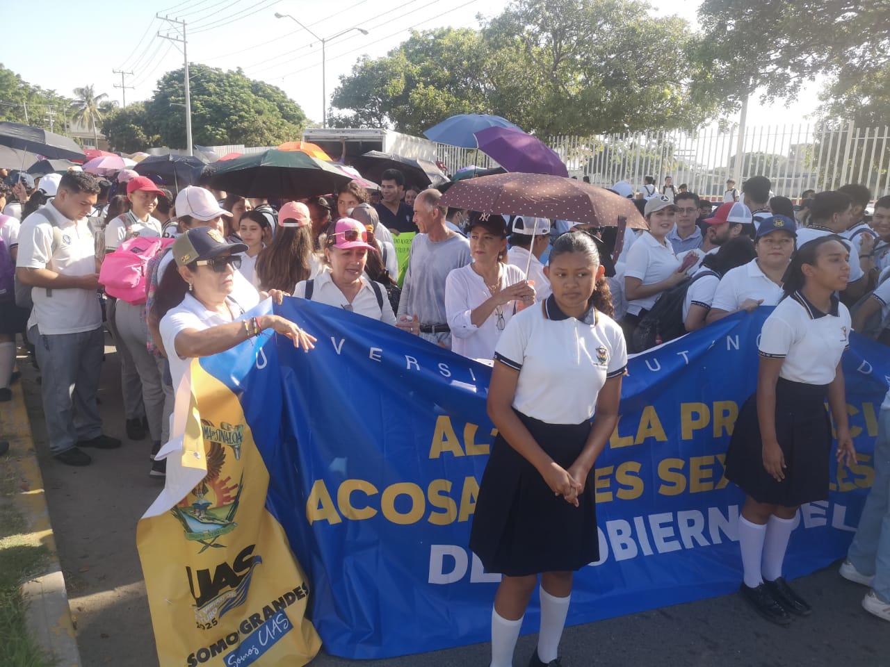 $!Marchan estudiantes de la UAS en Mazatlán tras separación del Rector