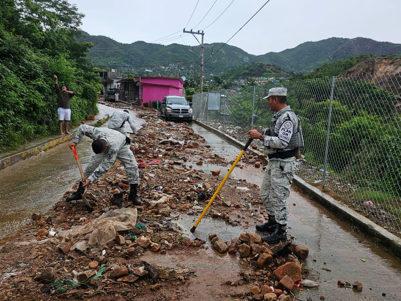 $!Evacua Guardia Nacional zonas inundadas en Acapulco y vigila zonas comerciales