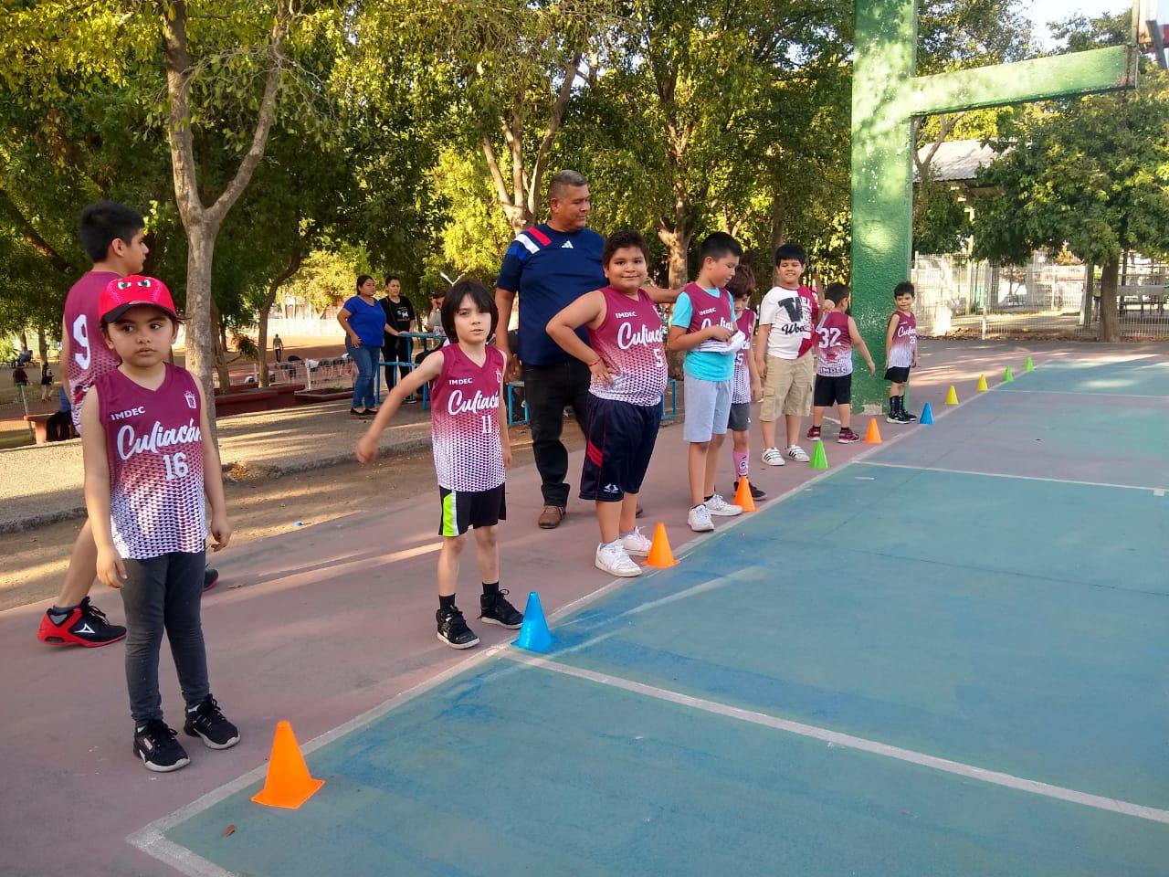 $!Continúa con gran demanda Escuela de Basquetbol para niños con autismo en Culiacán