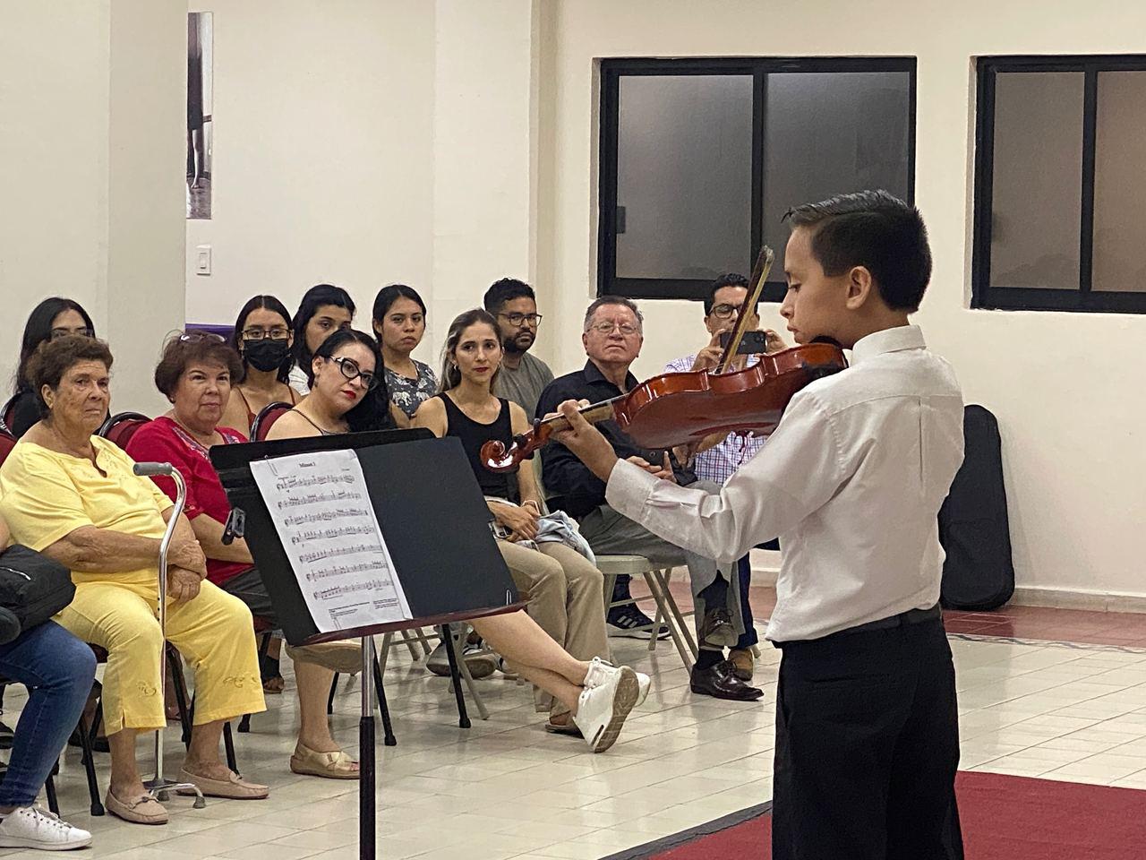 $!Alumnos de violín hicieron gala de lo aprendido en el aula.