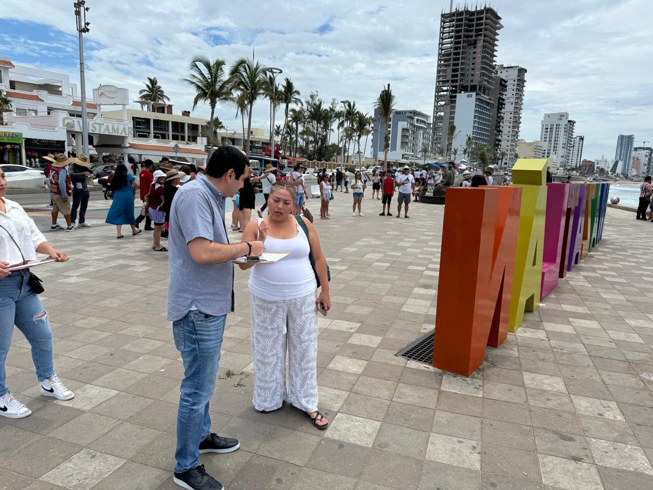 $!Inician encuestas a turistas en Mazatlán; buscan conocer la percepción que tienen del puerto