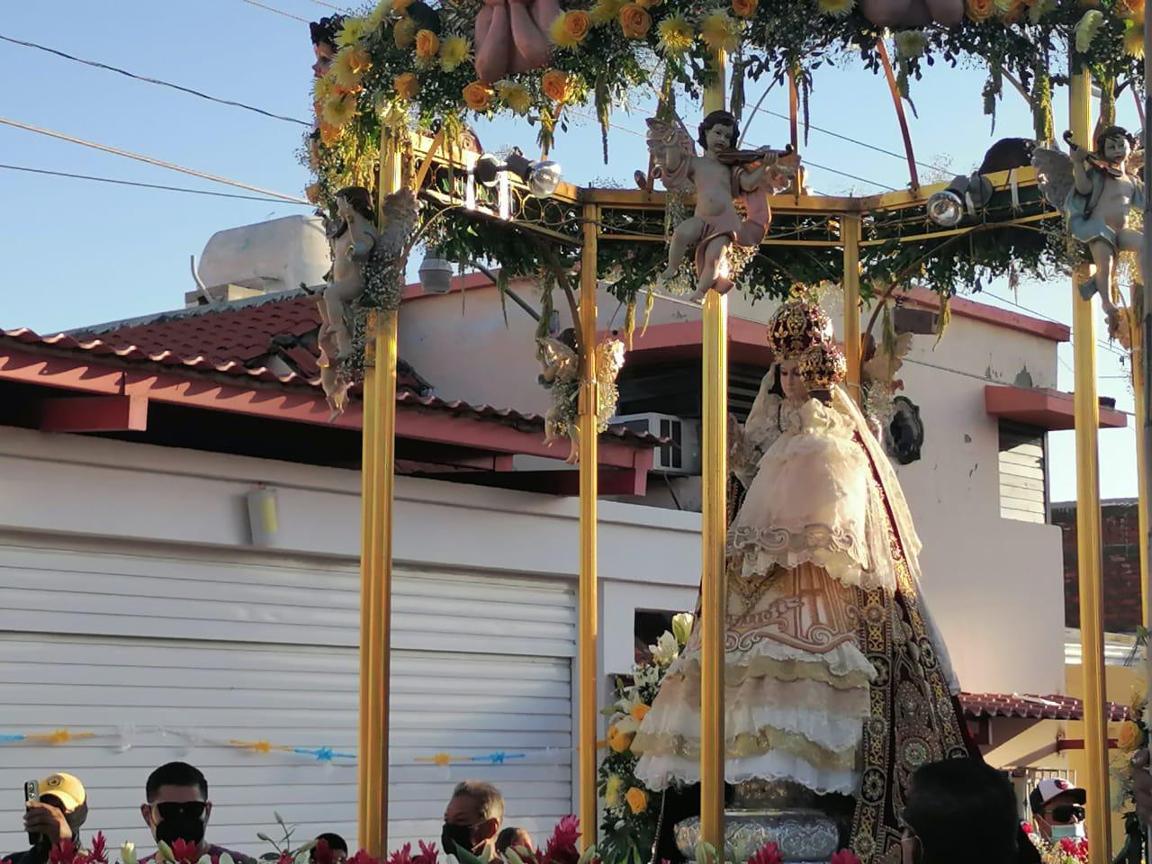 $!Nuestra Señora del Rosario recorre las calles de su pueblo