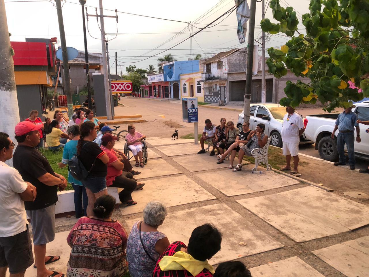 $!Atiende CFE a vecinos del valle de Escuinapa tras denuncias de apagones