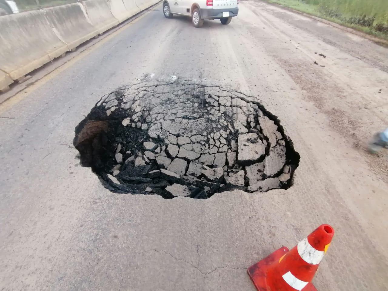 $!Buscan dar flujo en la autopista Mazatlán-Culiacán: rehabilitan paso alterno en tramo dañado