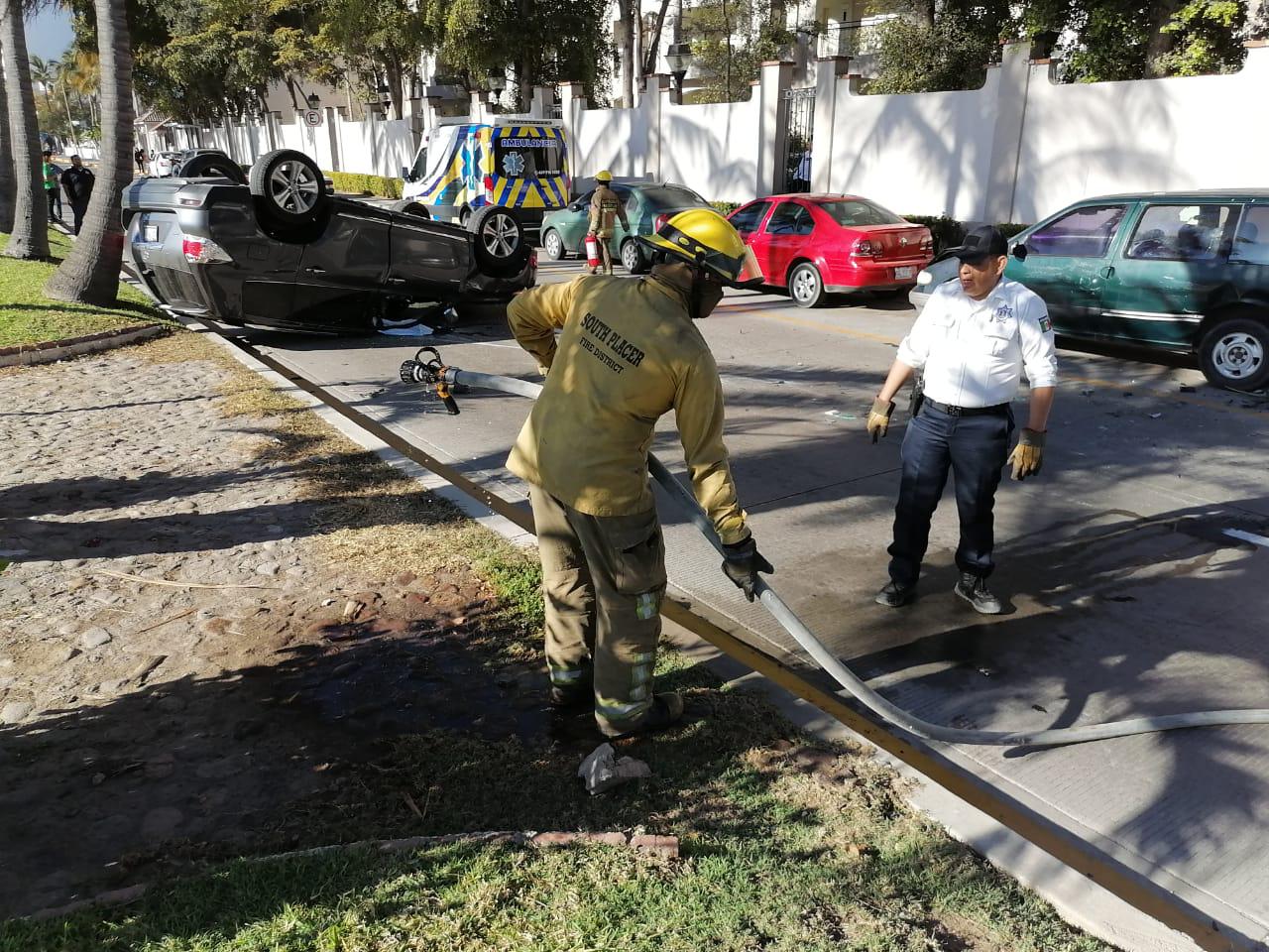 $!Camioneta choca autos estacionados y vuelca en la Camarón Sábalo