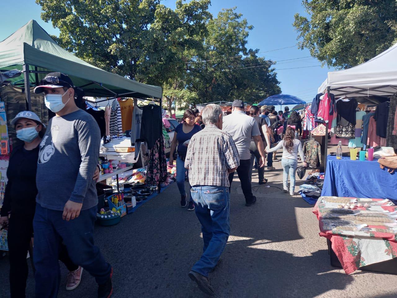 $!El tianguis Los Huizaches funciona en Culiacán sin medidas sanitarias ni supervisión de autoridades