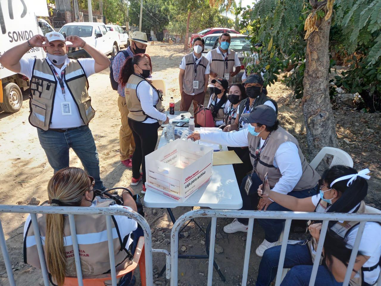 $!Manifestantes esperan a AMLO en Mazatlán para plantearle sus demandas