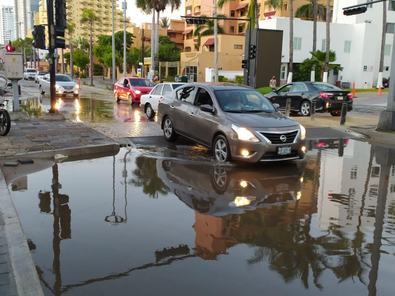 $!Otra vez, se forma laguna en zona de pasos peatonales elevados en la Camarón Sábalo, en Mazatlán