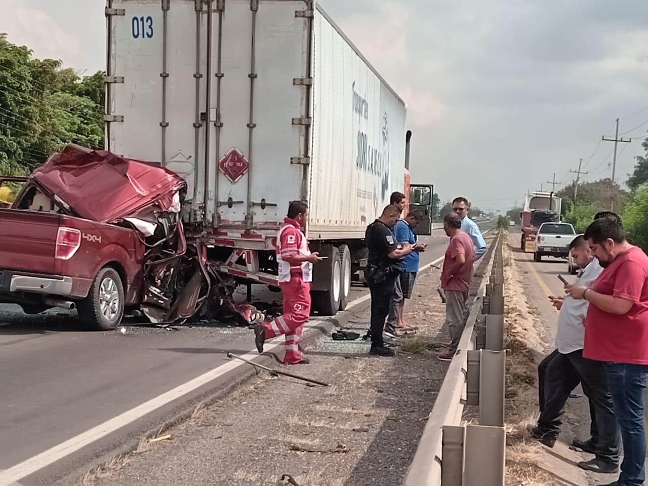 $!Muere conductor de camioneta tras chocar contra tráiler en Culiacán