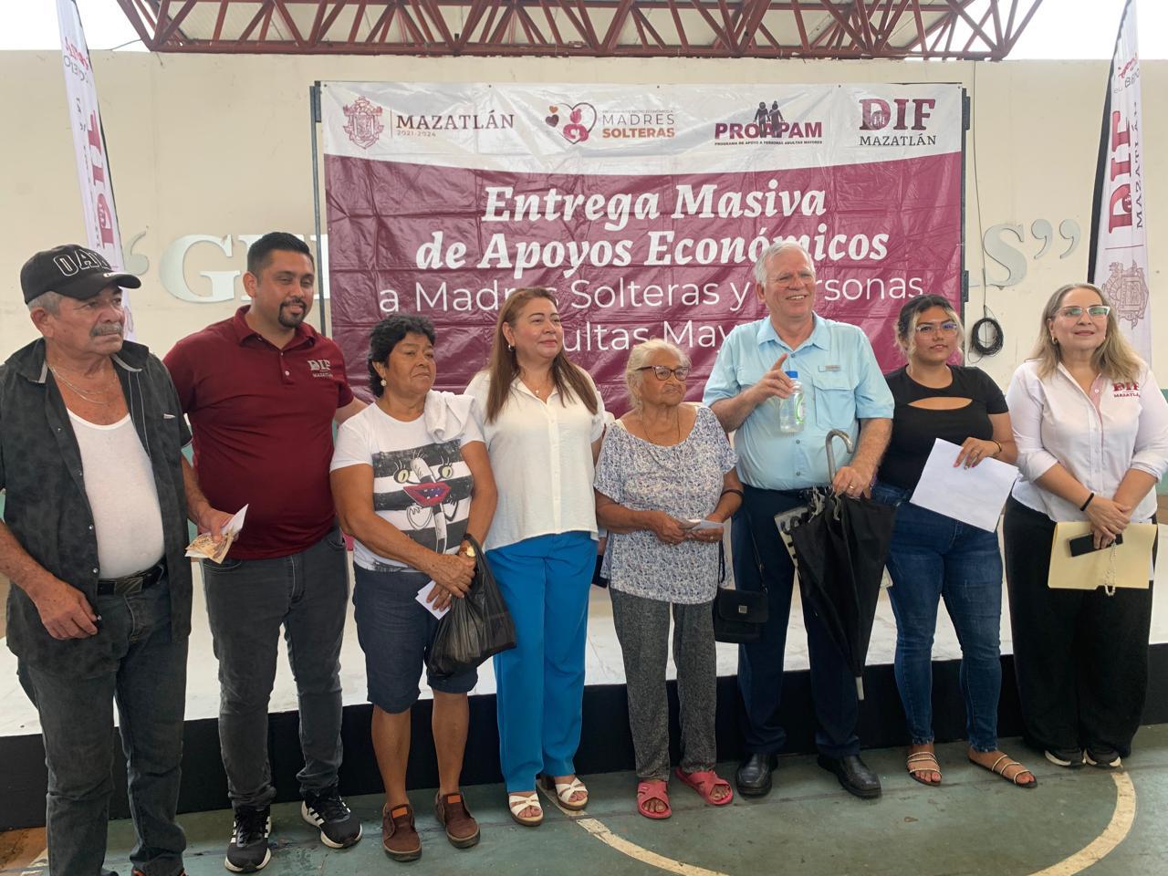 $!Madres solteras y adultos mayores reciben apoyo económico de Mazatlán