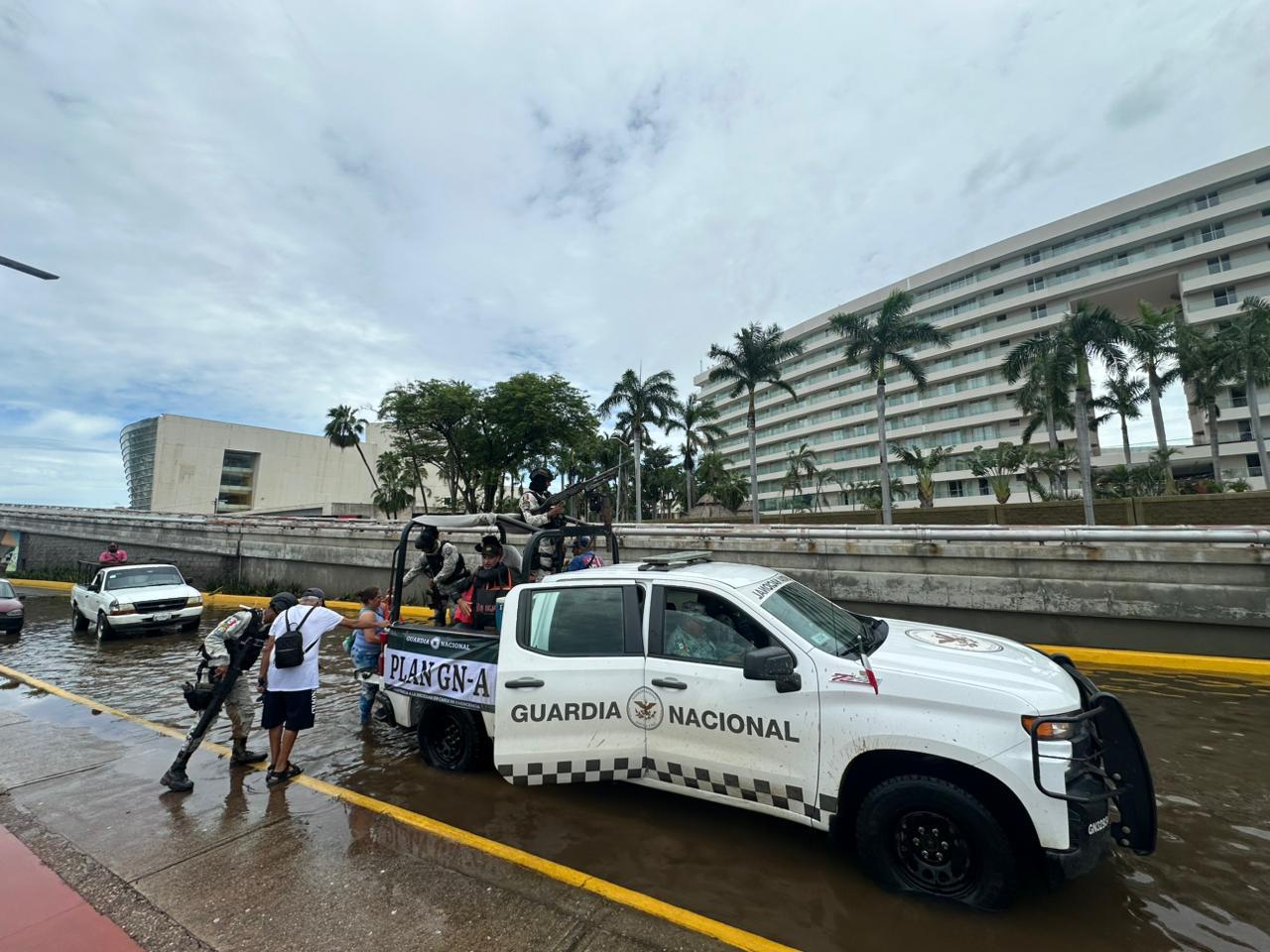 $!Evacua Guardia Nacional zonas inundadas en Acapulco y vigila zonas comerciales