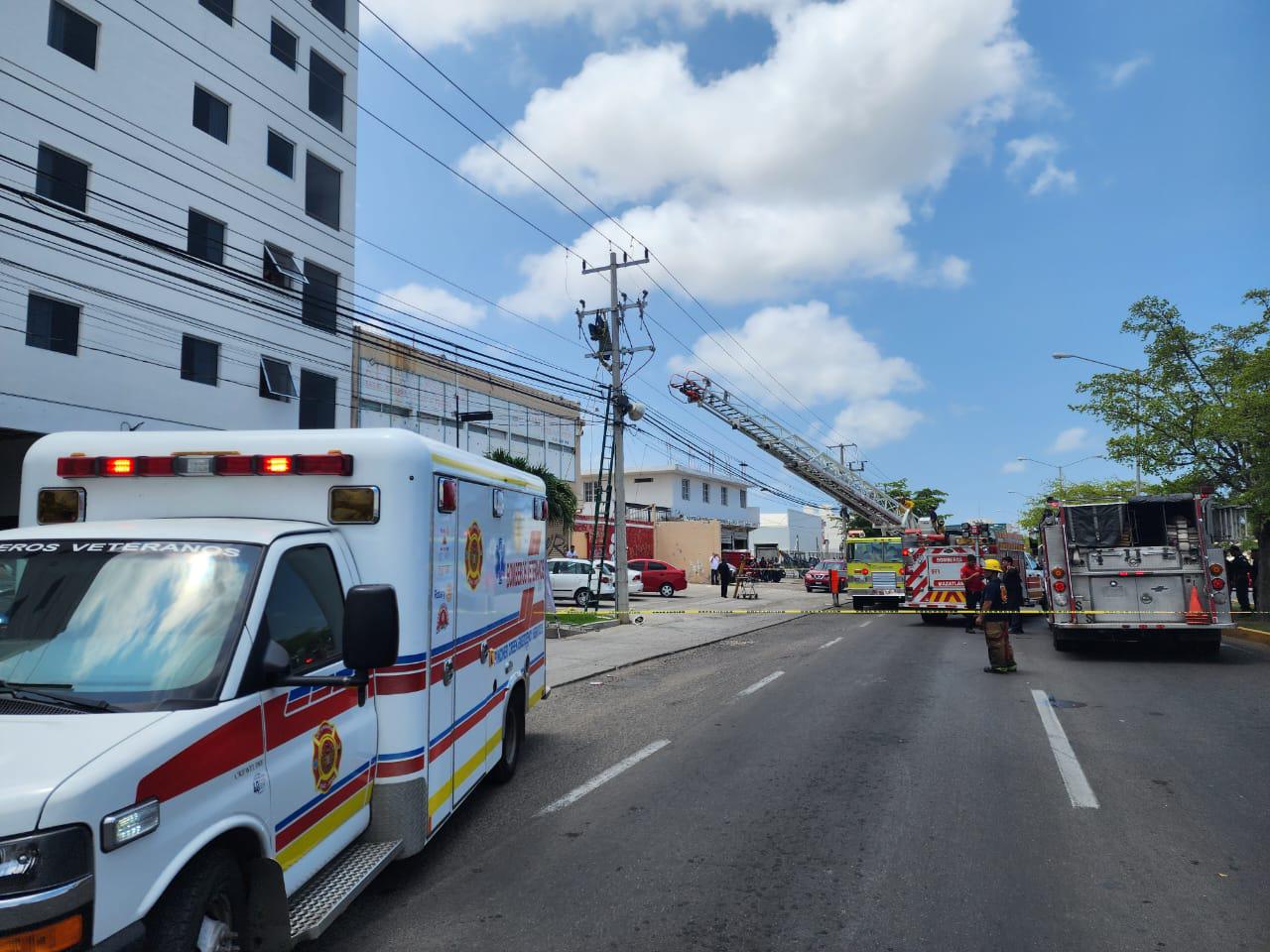 $!Hombre electrocutado moviliza a cuerpos de auxilio en Mazatlán y lo rescatan vivo